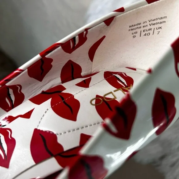 Aldo Red Lips Patterned Heels size 9, run 8.5 - Picture 2 of 7